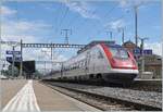 Der SBB ICN RABe 500 017  Willi Ritschard  auf dem Weg von Genève-Aéroport nach Zürich beim Halt in Morges.