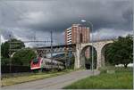 Ein ICN in Richtung Zürich auf der Strecke Biel - Olten unterquert kurz vor der Ankunft in Grenchen Süd den 285 Meter langen BLS MLB Mösli Viadukt.