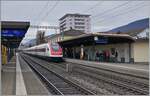 Der SBB RABe 500 ICN mit der UIC Nummer 94 85 0 500 019-0 CH-SBB ist als IC5 1527 von Lausanne nach Zürich unterwegs und erreicht Grenchen Süd. 

18. Nov. 2023