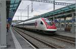 Seit dem Fahrplanwechsel im Dez. 2024 halten fast alle  Fernverkehrszüge in Renens VD um den Bahnhof von Lausanne vom Umsteigeverkehr zu entlasten. Das Bild zeigt eine SBB RABDe 500 als IC5 beim halt in Renens VD. 

28. Jan. 2025