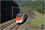 Ein SBB Giruno RABe 501 ist als IC 10151 von Basel nach Lugano unterwegs und wird in Küzre in den den 1567 Meter langen Prato Kehrtunnel einfahren.