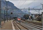 Kurz vor Erstfeld verlassen die meisten Züge Richtung Süden das Trasse der  alten Gotthard  Bahn und fahrend durch den Gotthard Bassistunnel. Da dieser zur Zeit nur sehr eingeschränkt in Betrieb ist, werden die von wenigen Ausnahem abgesehen die meisten Reisezüge und eingie Güterzüge via  alte Gotthardbahn-Strecke  , heute auch  Gotthard Panorama Strecke genannt umgeleitet. Somit sind hochwertige Reisezüge bei der Durchfahrt in Erstfeld für kurze Zeit wieder Alltag. Für die grosse Mehrzahl dieser Leistungen sind SBB Giruno RABe 501 im Einsatz, die wenn möglich in Doppeltraktion verkehren. 
Im Bild der SBB RABe 501 027  Schaffhausen (und nicht zu sehend) der 501 010  Basel Land  als als IC 10865 von Zürich HB nach Lugano bei der Durchfahrt in Erstfeld. 

19. Oktober 2023