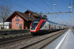 Ein SBB Triebzug der neusten Generation vom Typ RABDe 502 TWINDEXX beim Passieren des historischen Bahnhofs Oberrüti am 22.