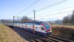 Die Strecke Uster - Wetzikon - Rüti ZH - Rapperswil: Im Anblick der Alpen kommt Flirt 511 033 als S5 von Pfäffikon SZ her mit Ziel Uster, Zürich, Affoltern am Albis und Zug.