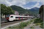 Zwei SBB Flirt * RABe 523.1 mit dem RABe 523 103 am Zugschluss sind als R auf dem Weg von  Le Brassus/Vallorbe nach Aigle und erreichen Clarens.