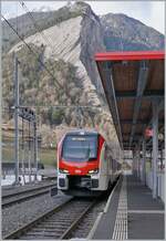 In Sembrancher wartet neue RABe 533 701 als R82 26318 auf die Abfahrt (10:34) nach Orsières. 
Der neue Region Alps RABe 533 701 mit dem Wappen der  Commune de St Léonard  und dem Namen  La Souterraine  trägt die UIC Nummer RABe 94 85 0 533 701-4 CH-RA.

24. Jan. 2026