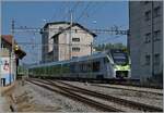 Der BLS RABe 528 113 mit dem spiegelverkehrten Namen  AKIM  (statt MIKA) ist in Lützelflüh-Goldbach auf dem Weg nach Langnau. 

14. Mai 2022