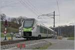 Der BLS RABe 528 104 ist bei Freiburghaus als S 2 15243 von Laupen BE nach Langnau i.E.