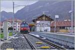 Wenige Monate war Broc-Village Zug End- und Ausgangstation der RE nach Bern bzw. Düdingen, da der Umbau der Strecke von Meter- auf Normalspur auf dem Abschnitt nach Broc Village nach Broc Fabrique (heute  Broc-Chocolaterie ) weit komplexer und Zeitaufwendiger war, als der Abschnitt von Bulle nach Broc Village.

Das Bild zeigt einen auf die Rückfahrt nach Bern wartenden SBB RBDe 560 Domino in Broc-Village. Dieses Bild konnte nur während dieser Zeit als Broc Village Endstation war, so angefertigt werde, da die Barriere beim hier wendenden Zug geöffnet war. 

22. Dez. 2022
 