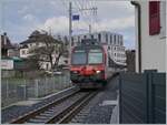 Ein SBB RBDe 560 Domino ist als RE3 nach Broc-Village kurz nach Bulle auf dem Dreischienengleis unterwegs.