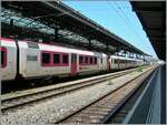 Infolge Bauarbeiten verkehren zwei zusammengekuppelte Domino RBDe 560 sozusagen als S 40  Shuttle  zwischen Lausanne und Palézieux. Zu meiner Freude war der RBDe 560 Seite Palézieux der ex. Travys RBDe 560 384 Domino, der beim Wenden in Lausanne von der Steuerwagenseite her zu sehen ist. Der Zug wartet auf die baldige Abfahrt als S40 24643 nach Palézieux. 

10. Mai 2025