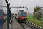 Der Gegenzug Buttes - Neuchâtel gibt die Strecke für die Weiterfahrt des RE Neuchâtel - Frasne frei.