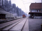 Kurz vor seinem (vermeintlichen) Ende liegt die Station Wasen im Emmental im Nebel, während der  Wasen-Pendel  mit dem Umbau-Triebwagen De 4/4 236 einfährt.