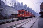 Die alte VHB-Strecke von Sumiswald Grünen nach Wasen im Emmental (5, 23 km lang) wurde 1994 stillgelegt und bis auf die Schienen praktisch vollständig abgebaut; einzig ein kurzer Zubringerdienst von Sumiswald zur Firma Ruwa verblieb. Bild: Wasen im Emmental, der Pendelzug am 31. Dezember 1992, bestehend aus dem Umbau-Triebwagen 236 (hergerichtet aus dem alten EBT BDe 2/4 Triebwagen 230) und einem höchst originellen Steuerwagen 50 38 20-03 941, hergerichtet aus einem alten SBB-Mitteleinstiegwagen. 