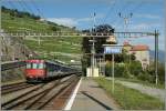 Für kurze Zeit verkehrten die Zusatzüge St-Maurice - Lausanne - St-Maurice mit RBe 4/4, hier ist ein solcher Zustatzzug bei der Durchfahrt in der mittlerweise umgebauten Station Rivaz zu