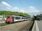 Der SBB RBe 540 009-8 schiebt seinen aus EW I und II bestehenden RE Richtung St-Mauriche und legt dabei in Vevey eine kurzen Halt ein.