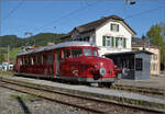 150 Jahre Tösstalbahn.

Der Rote Pfeil aus Balsthal durfte beim Jubiläum mitfeiern. Nach dem Aussendienst auf der Kempttalbahn ging es für RCe 2/4 607 zur Übernachtung nach Bauma. Hier beim Zwischenhalt in Bäretswil. September 2025.