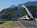 Fast 23 Meter über die Gleise wölben sich die beiden Bögen der SBB Brücke  Massongex , die zwischen Bex und St-Maurice über die Rhone führt.