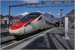 Ein SBB ETR 610 fährt nach einem kurzen Halt in Bellinzona nach Milano weiter.