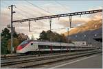 Der SBB RABe 501 002 Giruno auf Probefahrt zwischen Martigny und Sion steht am Abend in Martigny.