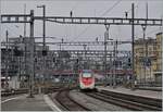 Ein SBB RABe 501  Giruno  verlässt Luzern wobei das Motiv eigentlich die Ausfahrt des Kopfbahnhofs von Luzern ist, werden doch all die vielen Gleis zu einer Doppelspur zusammen geführt und