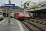 Die SBB Re 460 045 (Re 460 91 85 4 460 045-8 CH-SBB) wartet mit ihrem IR90 in Lausanne auf die Abfahrt, während auf Gleis ein  Twindexx  als IC1 nach St-Gallen eintrifft.