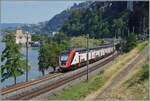 Nur wenige Meter vom Herstellerwerk ist der SBB RABe 502 210 (UIC 94 85 0502 210-3 CH-SBB) kurz nach Villeneuve auf dem Weg nach Lausanne. Im Hintergrund ist das Château de Chillon zu erkennen. Auf der Simplon-Strecke verkehren bisher noch keinen Twindexx-Züge, somit kommt man bei Fahrten vom oder zum Herstellerwerk in den Genuss die Züge in dieser schönen Landschaft fotografieren zu können.

30. Juni 2025