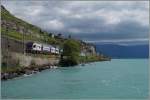 Ein SBB RABe 511 fährt bei St-Saphorin am Ufer des durch einen straken Wind (Jorat) aufgewühlten und türkisblau gefärbten Genfersee entlang.