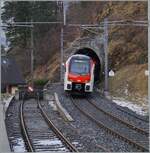 Der TMR Region Alpes RABe 533 601 (UIC Nummer RABe 94 85 0 533 701-4 CH-RA) mit dem Wappen  Commune de St L�onard  und dem dazu passenden Namen  La Souterraine  verl�sst Sembrancher als R82 in Richtung Orsi�res. 

24. Januar 2026