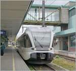 In den  Taktlücken  der zweistündlich angebotenen EC Zürich - München verkehrt die S7 von Romanshorn nach Lindau Insel. Zumindest an den Wochenenden. Seit einiger Zeit aber auch zu bestimmen Zeiten unter der Woche und wie bereits erwähnt bis Lindau Insel statt wie vorher bis Lindau Reutin. Die recht gute Frequenz der S7 dürfte den recht langen Aufenthalt in Lindau Insel rechtfertigen; ich gehe davon aus, dass in Zukunft das Angebot ausgebaut wird und damit kostengünstiger  produziert  werden kann. Das Bild zeigt den Thurbo RABe 526 745-5 als S7 25889 bei der Abfahrt in Bregenz.

19. April 2026