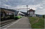 Der TransN RABe 527 333 als RE Le Locle - Neuchâtel beim Halt in Les Haut-Geneveys.