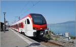 An der, an der Grenze zu Frankreich liegenden Endstation St-Gingolph, ist die Fahrzeugvielfallt eher �berschaubar. Doch im Laufe der Zeit kommt doch das eine oder andere zusammen; ich m�chte jetzt nicht gerade bis zu den C 5/6 zur�ckgreifen, doch von den BDe 4/4 �ber NINA zu den Domino gab es hier doch schon einiges zu sehen. Bis letztes Jahr kamen hier einmal pro (Werk-) Tag auch BLS RABe 528 MIKA zum Einsatz, doch nun mit der Inbetriebnahme der neuen EVO Flirts geh�rt dies bereits der Vergangenheit an. Daf�r gibt es nun in St-Gingolph vermehrt diese neuen EVO zu sehen: Im Bild der Region Alpes RABe 533 702 (RABe 94 85 0 533 702-2 CH RA) der als R91 6118 von Brig in St-Gingolph angekommen ist (14:06) und als R91 6123 nach Brig zur�ckfahren wird (ab 14:51). In der Zwischenzeit wird der Zug gereinigt, bzw von mir fotografiert. 

26. Mai 2026