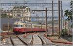 Was für ein prachtvoller Zug: Der SBB RAe 1053 verlässt Lausanne in Richtung Montreux. Vor vielen Jahren waren die RAe 1053 täglich in Lausanne als TEE Cisaplino (Milano - Paris - Milano) zu erleben und später als  Graue Maus  im EC Verkehr Milano - Genève - Milano. Mittlerweile bekommt man die edlen Züge hier nur sehr selten zu sehen, dies ist auch der Grund, dass ich trotz ungünstigem Motiv und Fotostandort abgedrückt habe. Zudem habe habe ich erst kurz vor knapp von der Extrafahrt erfahren. Fotostandort: östlicher Punkt des Bahnsteig 7/8.

5. Juli 2023