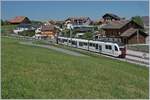 Der TPF SURF Be 2/4 / B / ABe 2/4 101 als 50 nach Bulle wartet in Vaulruz Sud auf die Weiterfahrt.
