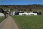 Einer der beiden neuen ABe 4/8 ist hat La Sagne verlassen und fährt nun weiter in Richutng L Chaux de Fonds.