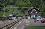 Zwei Alpina ABe 4/4 - Be 4/4 Serie 9000 mit nur einem Zwischenwagen sind als Regionalzug von Zweisimmen nach Montreux unterwegs und erreichen Les Avants.