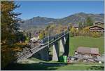 Der MOB ABe 4/4 9303 und ein weiterer sind mit dem PE 30 GoldenPass Belle Epoque 2219 auf der Fahrt von Zweisimmen nach Montreux und überqueren die Grubenbachbrücke in Gstaad.