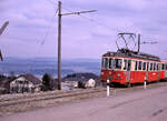 Forchbahn: Triebwagen 14 in der Steilrampe bei Scheuren mit Blick auf den Greifensee.