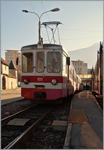 Der AOMC Be 4/4 101 (ex BLT) wartet in Monthey-Ville auf die Abfahrt Richtug Aigle.