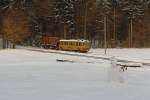 ASm/OJB: Kehrichtzug Langenthal-Niederbipp mit De 4/4 122 ex LMB CFe 4/4 Nr 6 (1917) bei Bannwil  mit Schneemann  im Dezember 1985.