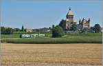 Der dreiteilige BAM Regionalzug 114 auf der Fahrt von Morges nach Bière vor der Kulisse des Château de Vufflens.
