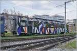 Ein  zerlegter  Lenkerpendel: Der MOB Be 4/4 5001 in Vevey.