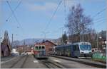 In Blonay ist rechts im Bild der CEV MVR Be 2/4 72 mit Bt  Train des Etoile  abgestellt, während auf Gleis 2 ein BDeh 2/4 mit Vorstellwagen auf die Abfahrt zum Les Pléiades wartet.