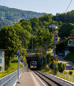 Der MVR (ex CEV) SURF ABeh 2/6 7504  Vevey , als Regionalzug von Vevey nach Blonay, kommt am 27.05.2023 aus dem Tunnel Gilamont und erreicht nun die neue Bedarfshaltestelle Vevey Vignerons.