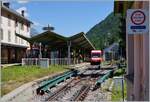 Ein TMR Beh 4/8 erreicht als Regionalzug von Martingy den Bahnhof von Vallorcine, whrend unter dem Bahnsteigdach im Schatten der TMR/SNCF BDeh 4/8 21 als Anschlusszug nach St-Germain-les