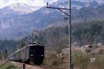 Eine Deh 4/6-Doppeltraktion der Brnigbahn ist Anfang Mai 1981 am Brienzersee bei Ringgenberg untertwegs