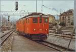 Nach der Ausfahrt ihres Zuges in Luzern, wechselt der SBB Deh 4/6 910 das Gleis um den nächsten Zug Richtung Interlaken bespannen zu können. 

Analog Bild vom Sommer 1987