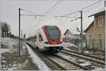 Trotz praktischem Neubau der Strecke Delle - Belfort beherrscht weiterhin eine gewisse Nebenbahn Ambiente die Strecke wie z.B in Grandvillars, wo bei der Ausfahrt des RABe 522 203 nach Biel/Biene noch