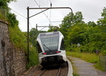   Der Stadler ET GTW 2/6 - RABe 526 762-0 (RABe 94 85 7526 762-0 CH THB) der Thurbo AG, fährt am  18.06.2016 vom Hp Schloss Laufen am Rheinfall, als S 33 (Schaffhausen - Winterthur), weiter in