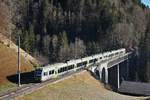 Die BLS  Lötschberger  RABe 535 124 und 535 118 auf der Fahrt von Zweisimmen nach Bern kurz vor Weissenburg auf der Bunschenbach Brücke.